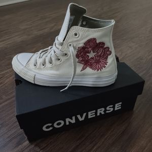 New Converse Women Size 7